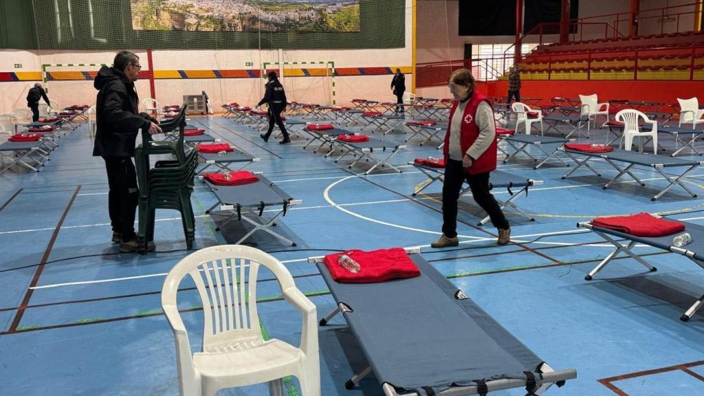 Imagen de un pabellón deportivo de Ronda para acoger a vecinos desalojados de Grazalema.