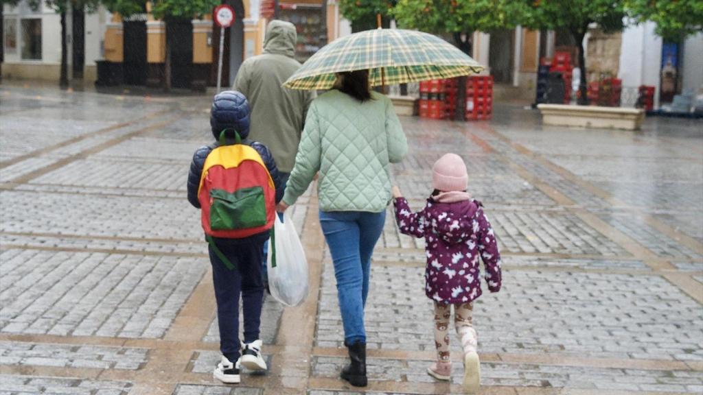 Niños acuden al colegio en Sevilla este jueves.