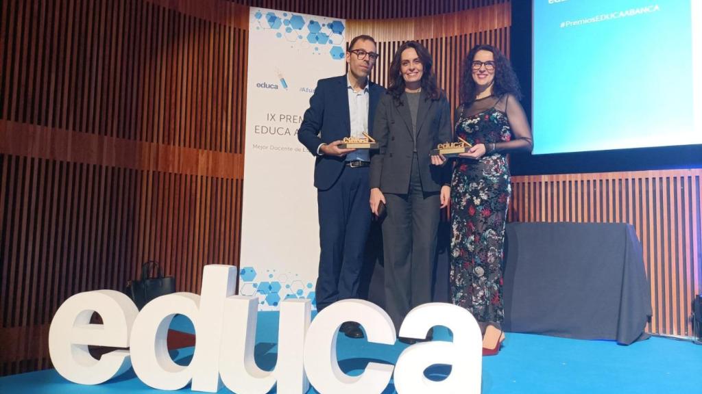 Fina Paulos y Óscar Rey, en los premios Educa Abanca con la directora xeral de ordenación e innovación educativa, Judith Fernández