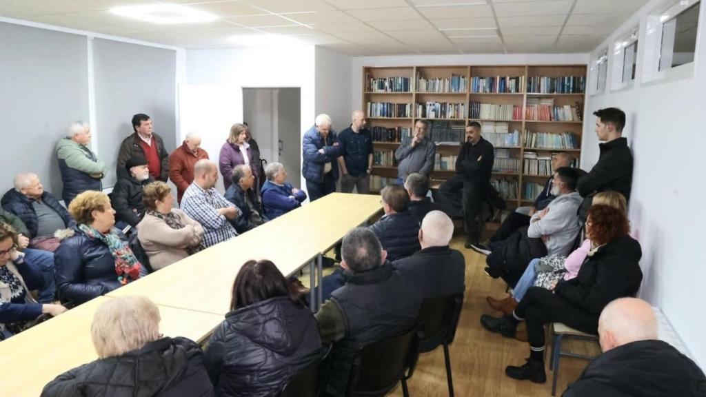 Reunión del alcalde de Carballo, Daniel Pérez, con vecinos de Razo