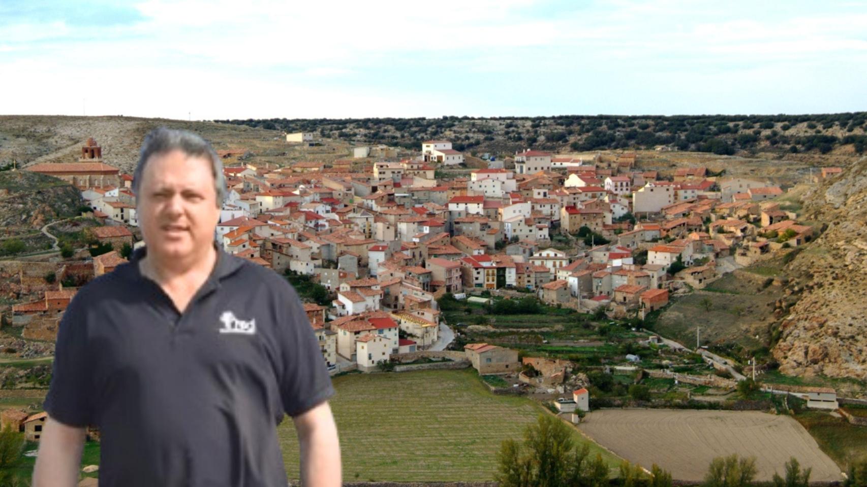 Ovidio Ortín y su pueblo detrás.