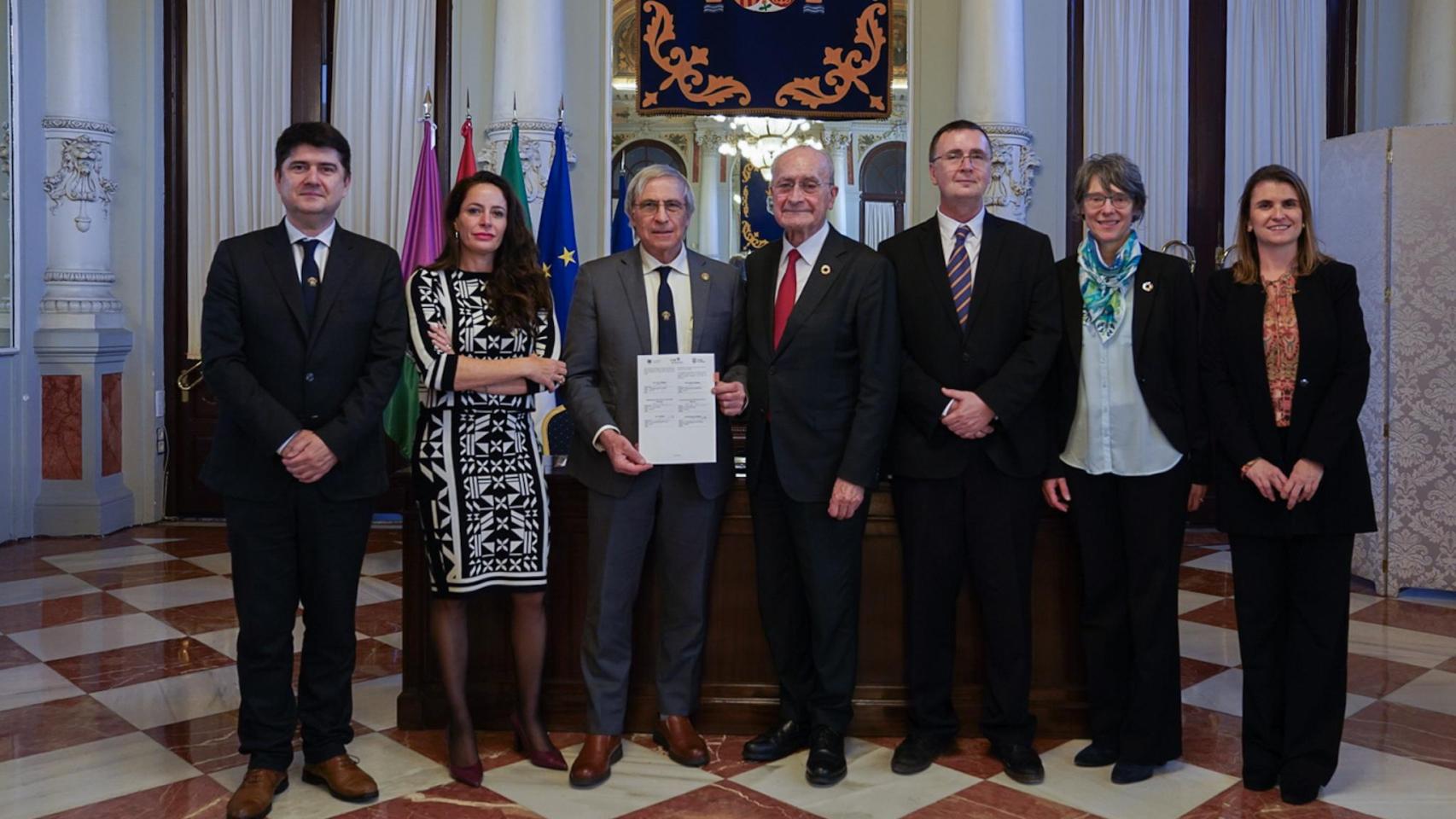 Francisco de la Torre junto a Ehud Keinan, acompañado de Alicia Izquierdo y de directivos de la IUPAC.