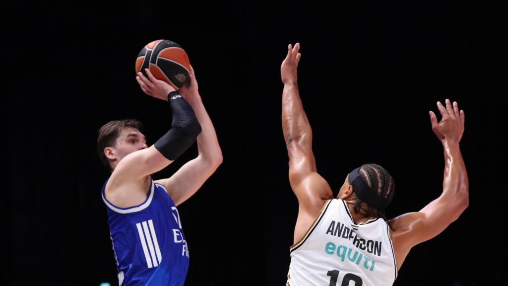 Mario Hezonja se eleva para realizar un lanzamiento en el partido ante el Dubái.