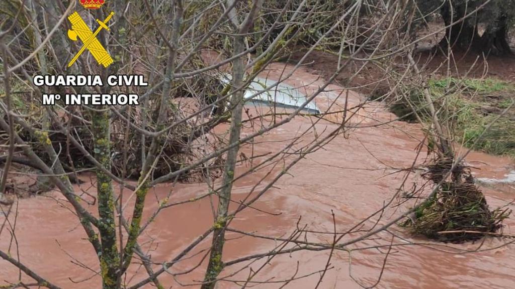 Un vehículo sepultado por el agua de la crecida del arroyo de Las Villas, en el término municipal de Santistebán del Puerto.