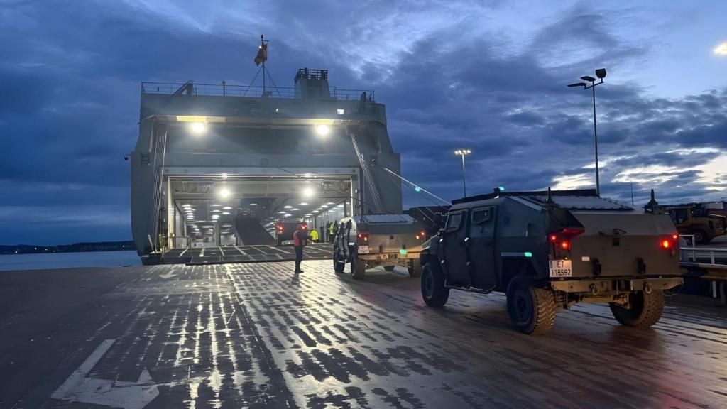 Vehículos Vamtac subiendo a bordo del buque 'Ysabel'