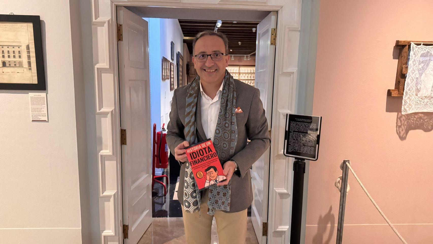 Luis I. Fernández, con su libro 'Historia de un idiota financiero'.