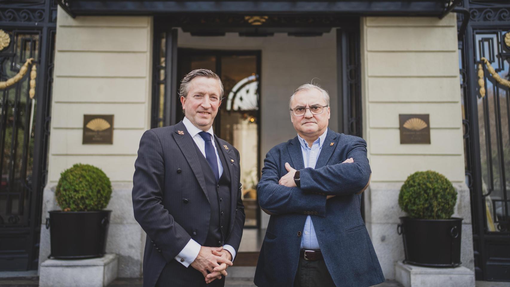 Borja Martín y Ramón Lefort, presidente y vicepresidente de las Llaves de Oro, en la entrada del Hotel Mandarin Oriental Ritz, este jueves.