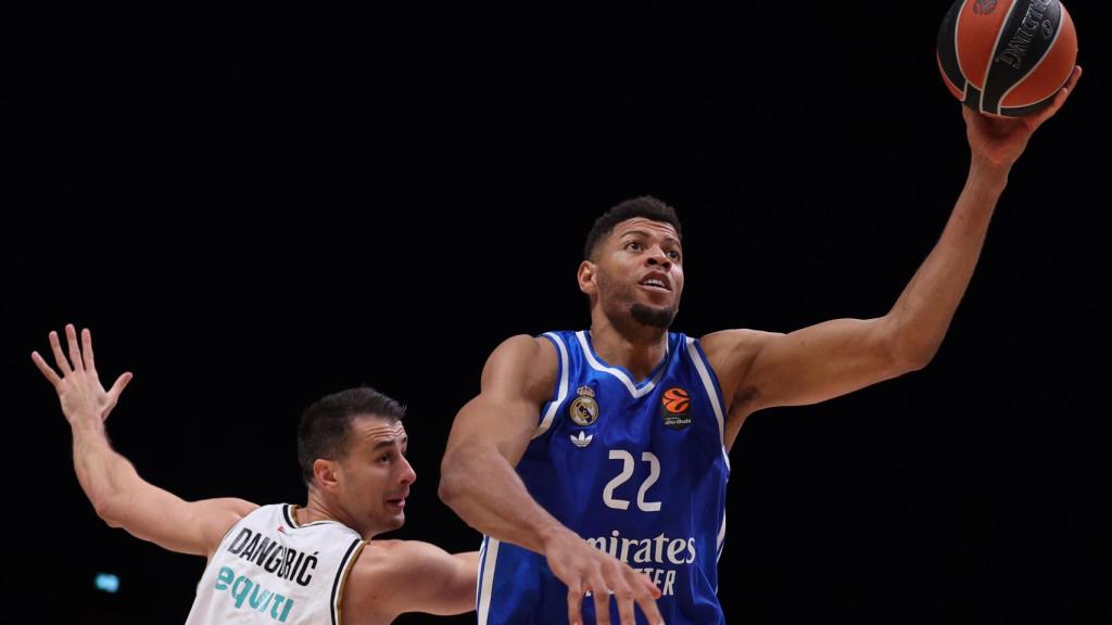 Tavares se eleva para mirar el aro.