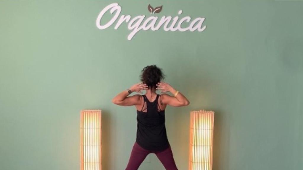 Caro, de espaldas, en una de sus clases de yoga.