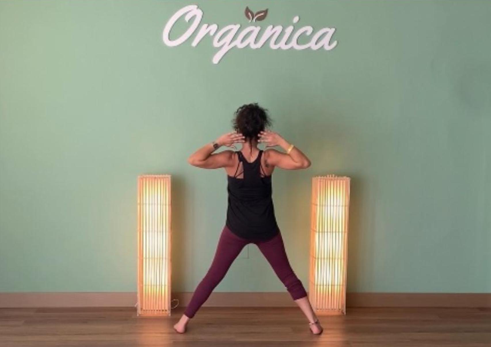 Caro, de espaldas, en una de sus clases de yoga.