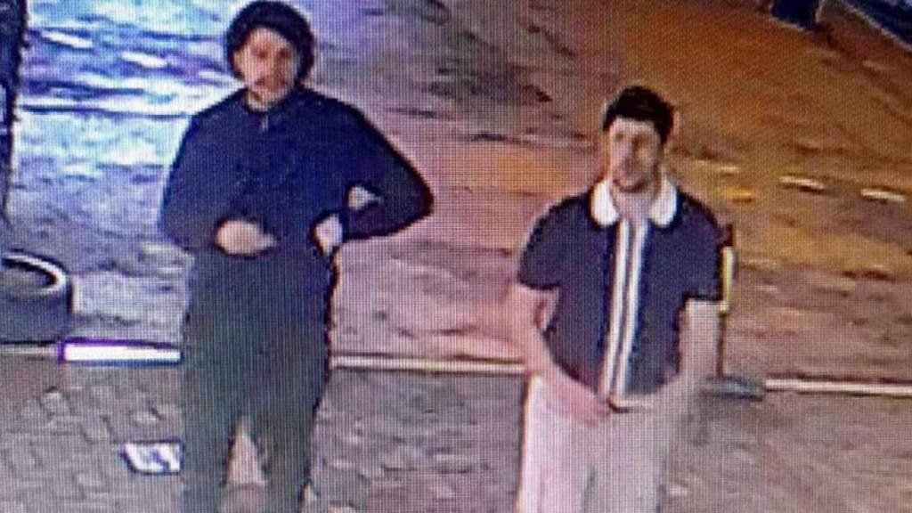 A la izquierda, el autor material del asesinato, Vasilije Gačević; a la derecha, Marko Daničić, captados por las cámaras de videovigilancia paseando por las calles de Belgrado (Serbia).