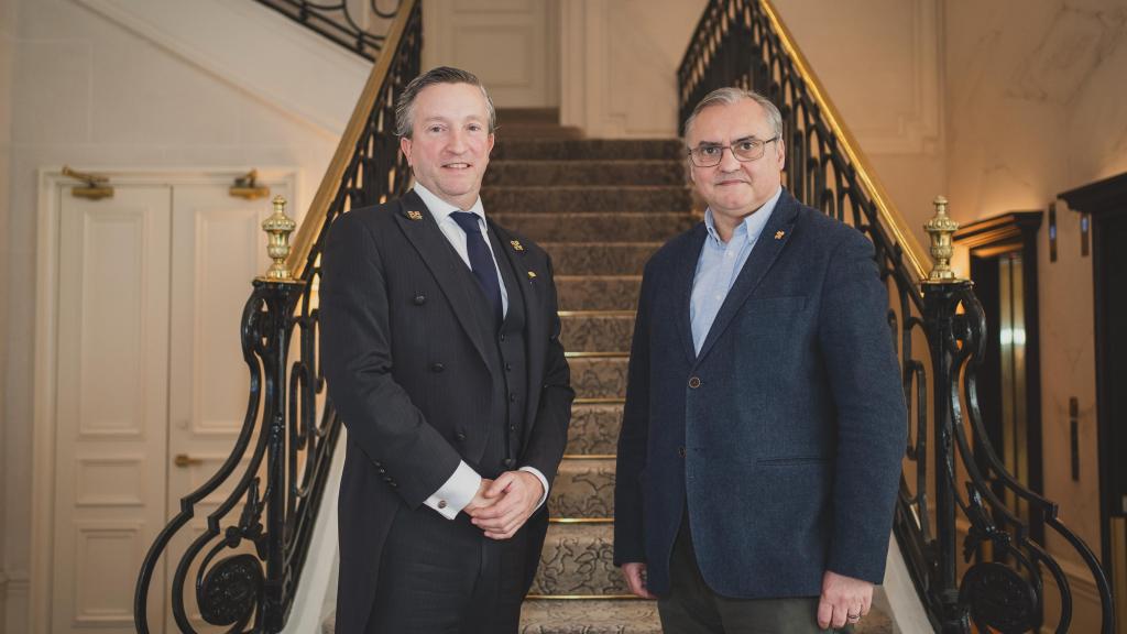 Borja Martín y Ramón Lefort en las escaleras del Hotel Mandarin Oriental Ritz.