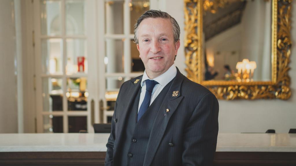 Borja Martín en el mostrador de conserjes que dirige en el Hotel Mandarin Oriental Ritz.