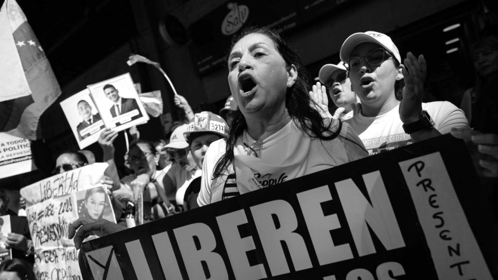 Familiares de presos políticos participan en una protesta frente al Palacio de Justicia este jueves, en Caracas (Venezuela).