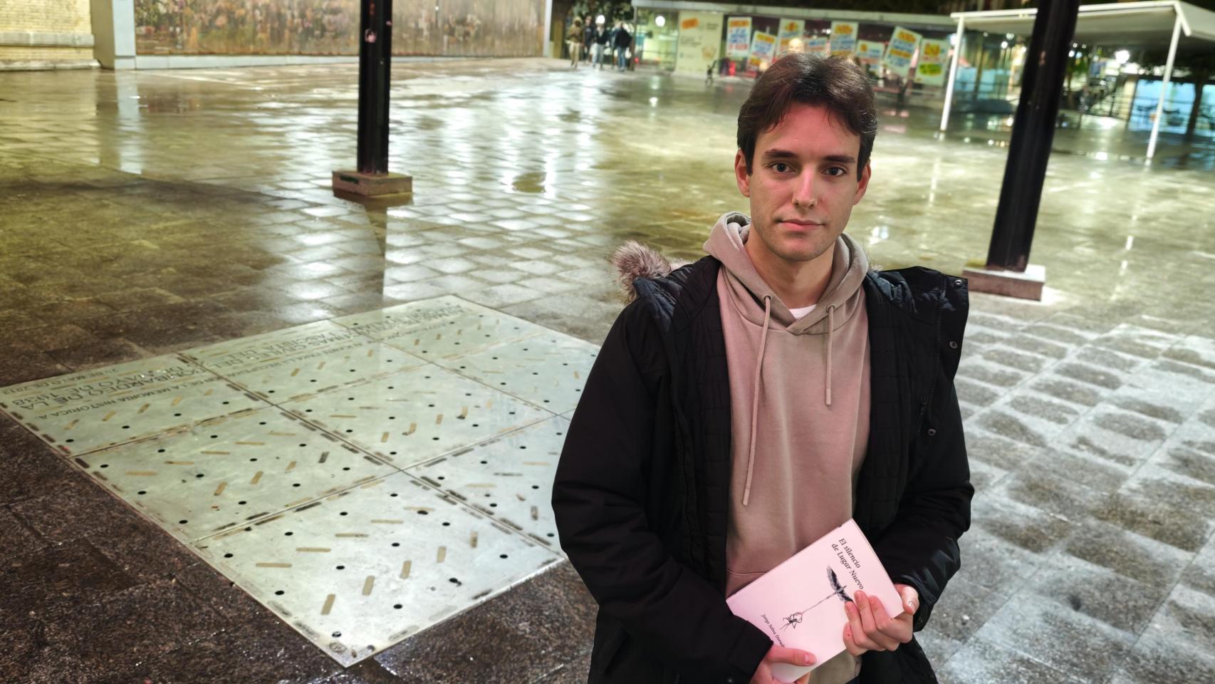 Jorge Selva, en la plaza del 25 de mayo de Alicante este miércoles.