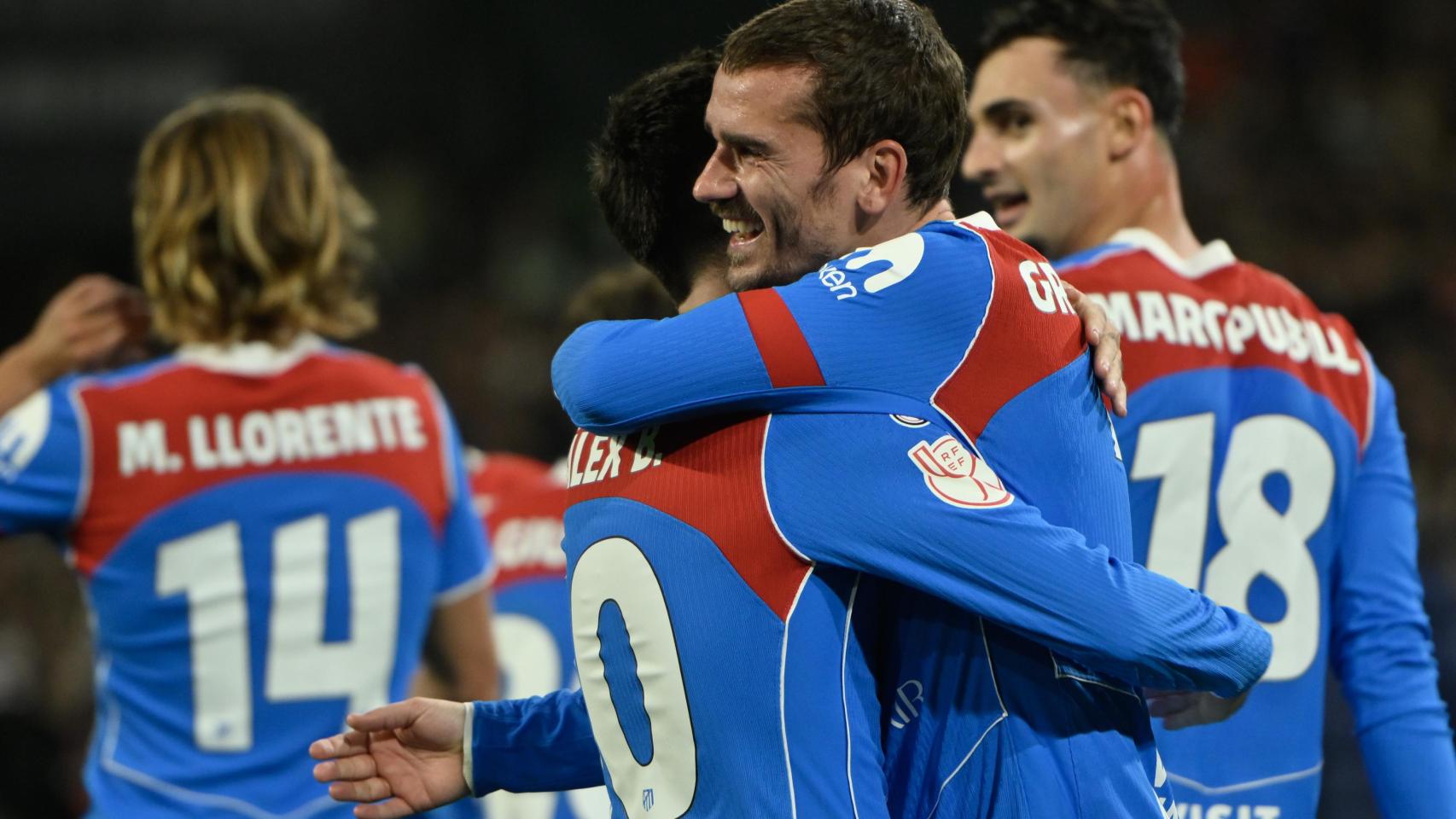 Los jugadores del Atlético de Madrid celebran un gol ante el Real Betis.