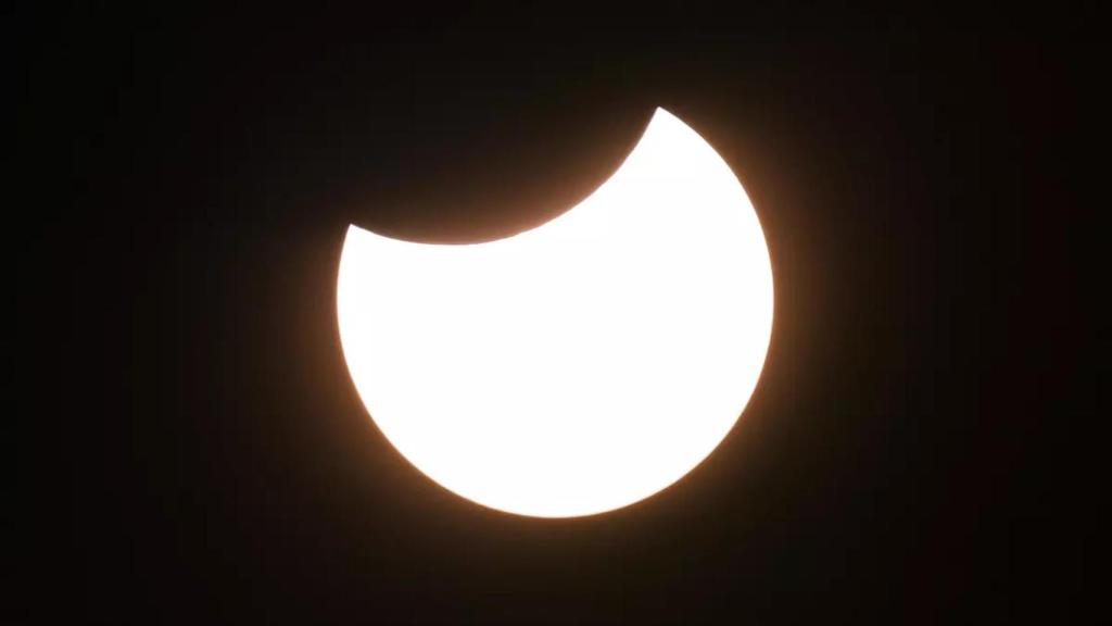 Imagen de un eclipse solar parcial visto desde el Observatorio del Teide, perteneciente al Instituto de Astrofísica de Canarias (IAC).