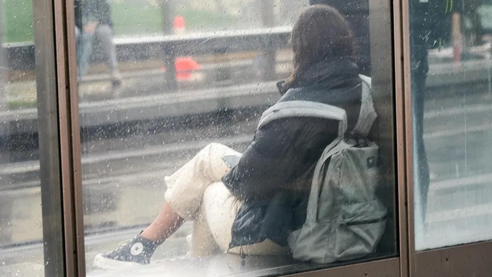 Imagen de archivo de una adolescente esperando el tranvía.