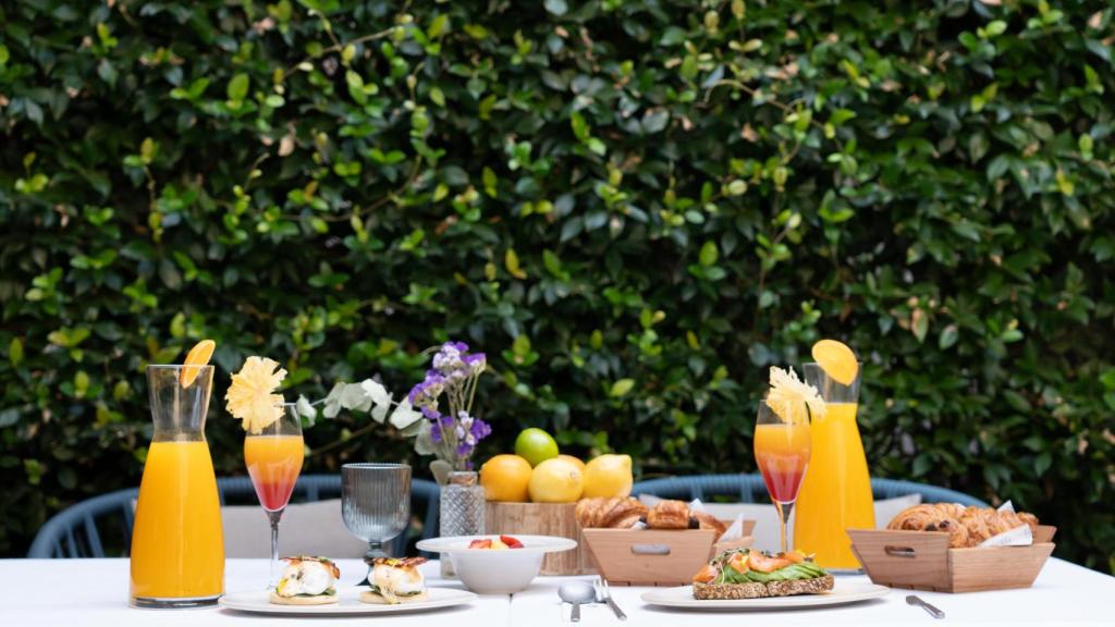 Un desayuno con vistas a un jardín.
