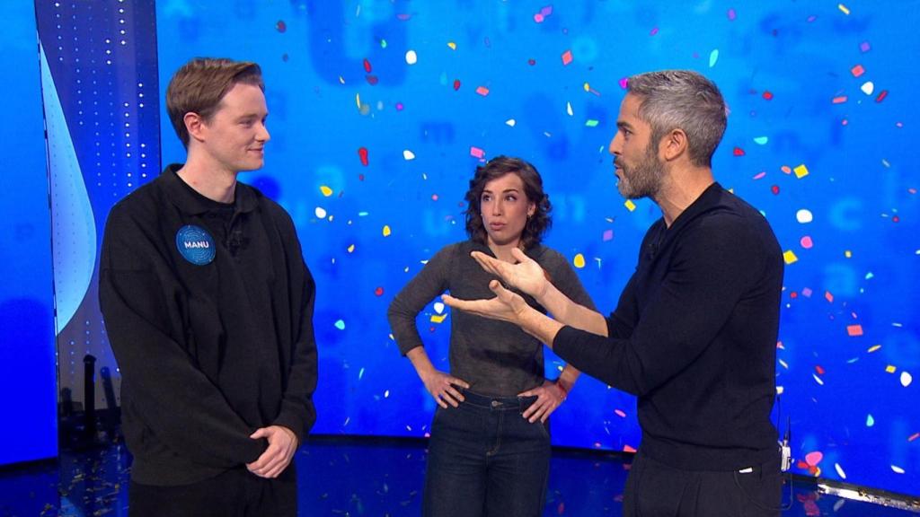 Roberto Leal consuela a Manu después de la hazaña de Rosa en 'Pasapalabra'.