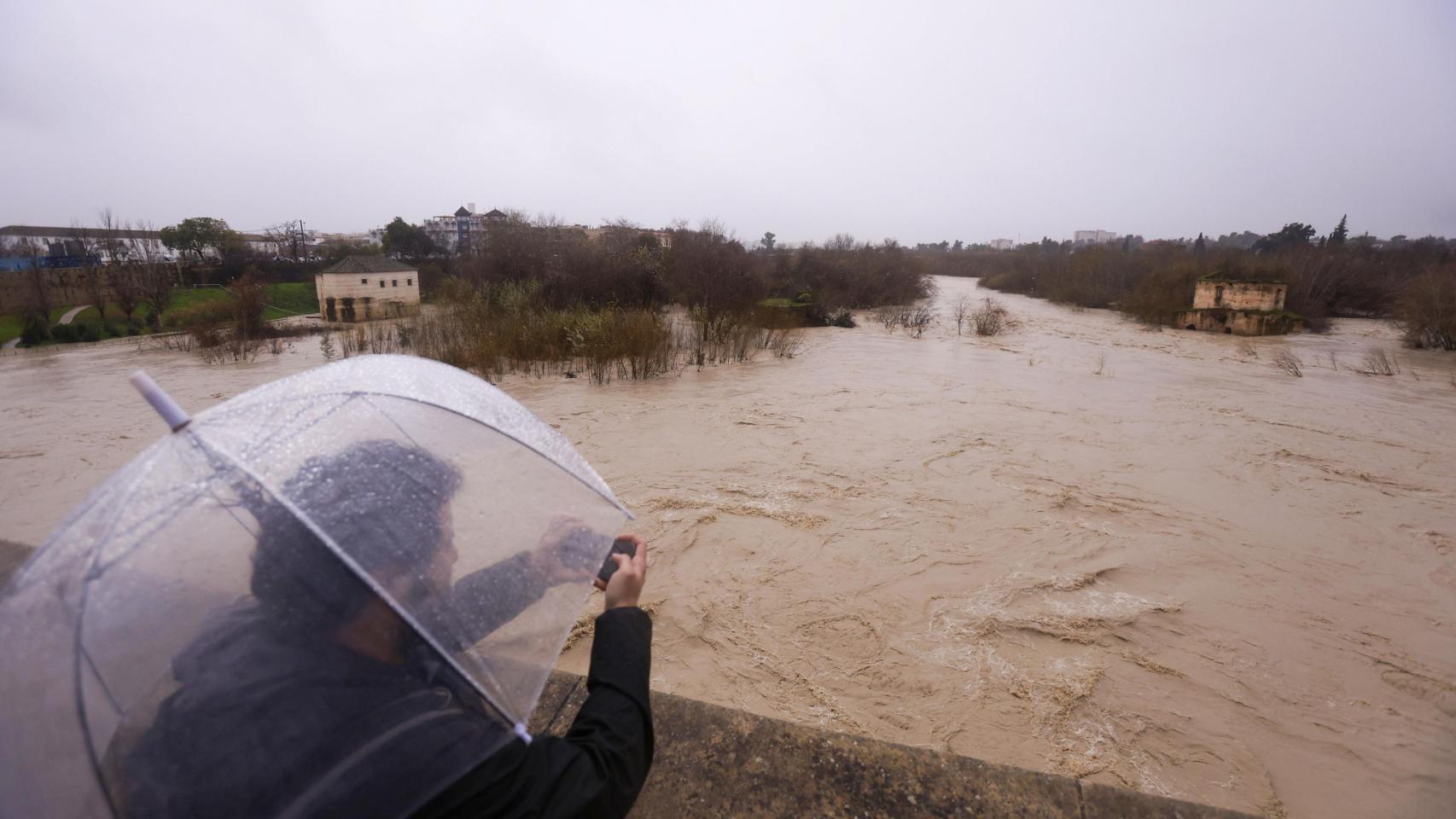 Última hora de la borrasca Leonardo, en directo | 116 carreteras cerradas en España y cientos de personas desalojadas en Andalucía por riesgo de inundaciones