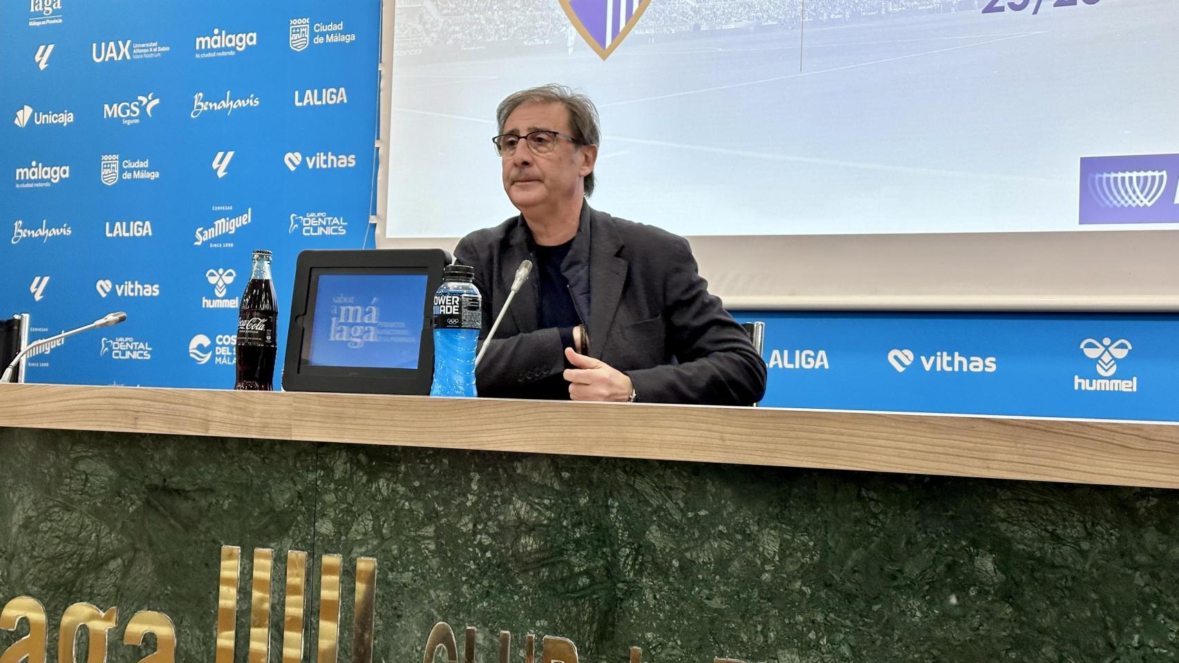 Loren Juarros, director deportivo del Málaga, durante una rueda de prensa en el estadio de La Rosaleda.
