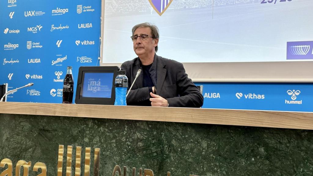 Loren Juarros, director deportivo del Málaga, durante una rueda de prensa en el estadio de La Rosaleda.