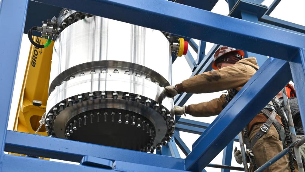 Un operario del Marshall Space Flight Center durante las pruebas de un reactor de flujo frío.
