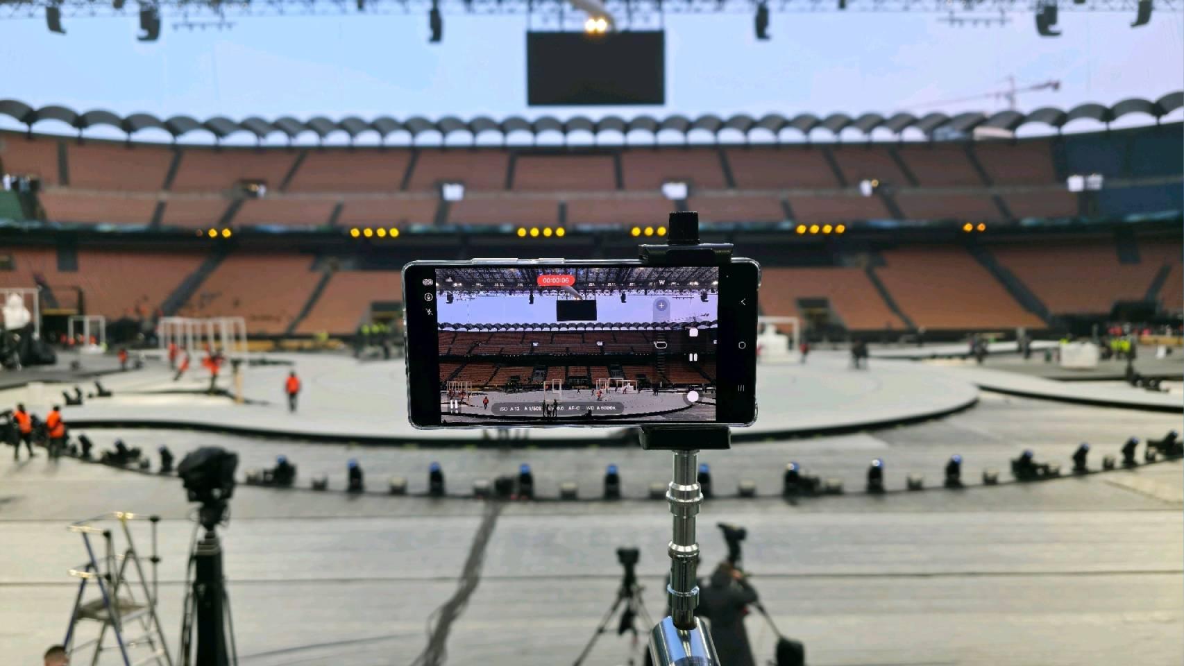 Un Samsung Galaxy S25 Ultra en el estadio de San Siro donde se celebrará la ceremonia inaugural.