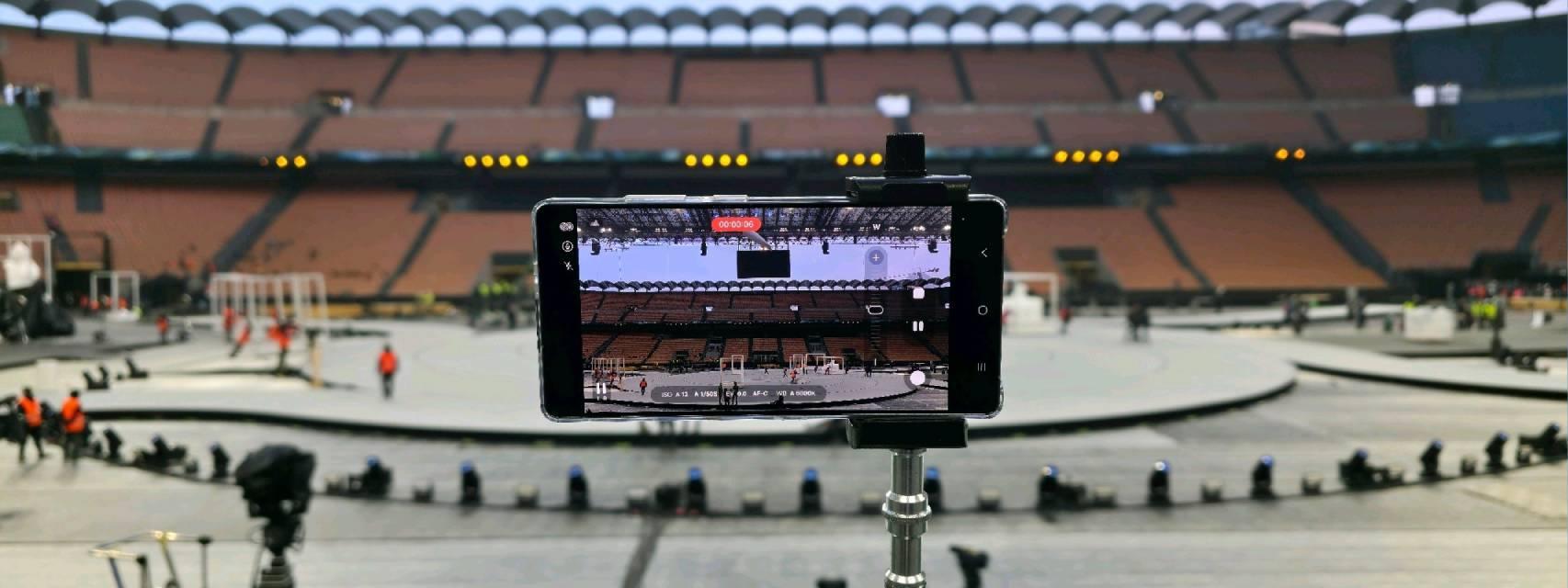 Un Samsung Galaxy S25 Ultra en el estadio de San Siro donde se celebrará la ceremonia inaugural.