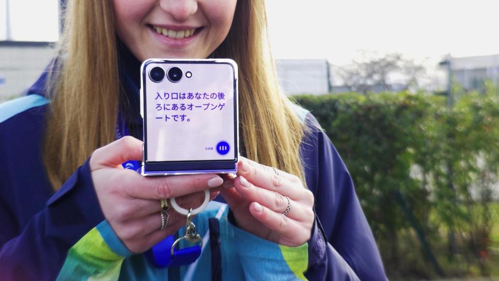 Una voluntaria con un Samsung Galaxy Z Flip usando la función 'Intérprete'.