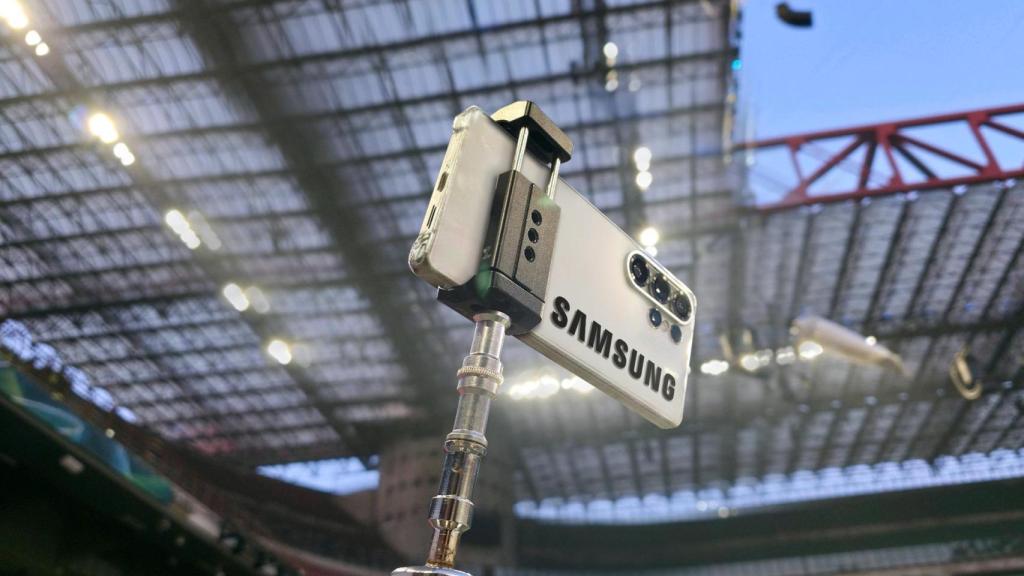 Un Samsung Galaxy S25 Ultra en el estadio de San Siro donde se celebrará la ceremonia inaugural.