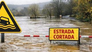 Se desborda el río Arnoia en Vilar de Barrio (Ourense).
