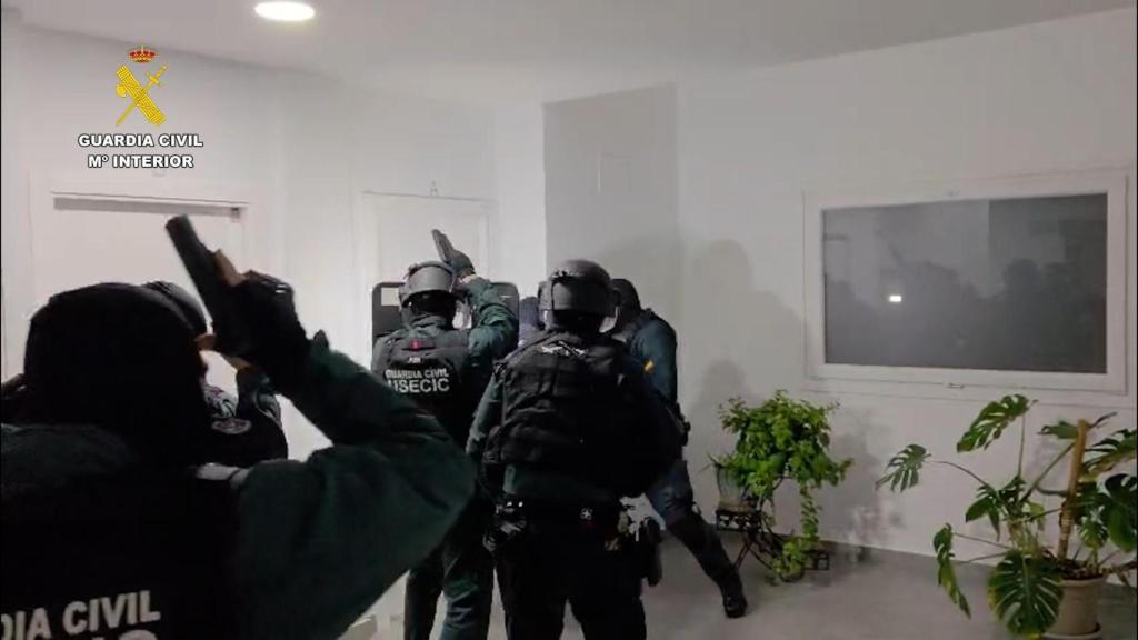 Guardia Civil entrando a la vivienda.