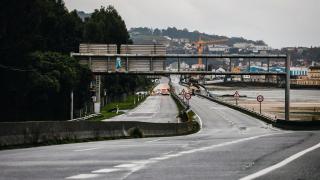La PO-11 cortada por riesgo de desbordamiento de la ría.
