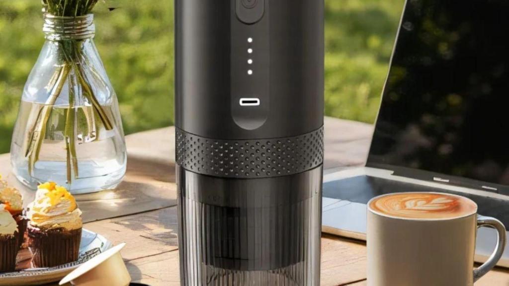 Café recién hecho sin enchufes: así funciona la cafetera inalámbrica portátil que necesitas si eres muy cafetero