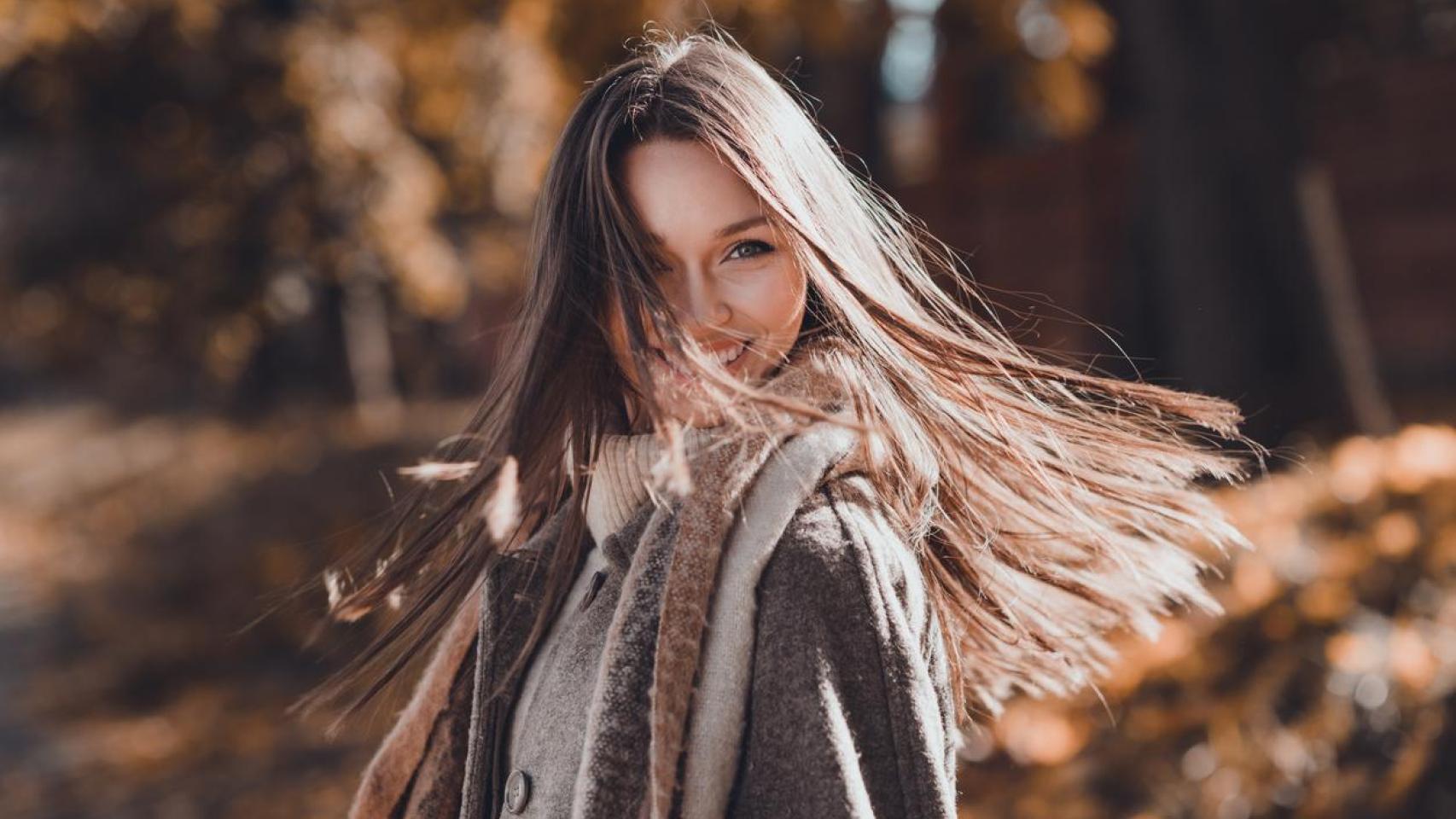 Imagen de archivo de una mujer con una larga melena.
