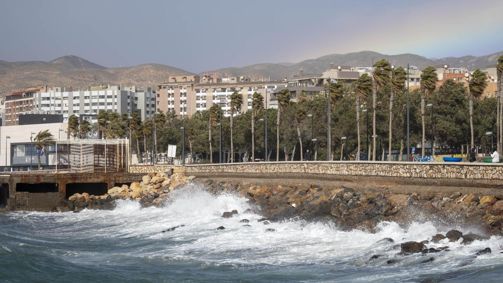 Un arcoiris se deja ver al paso de la borrasca Leonardo por Almería.