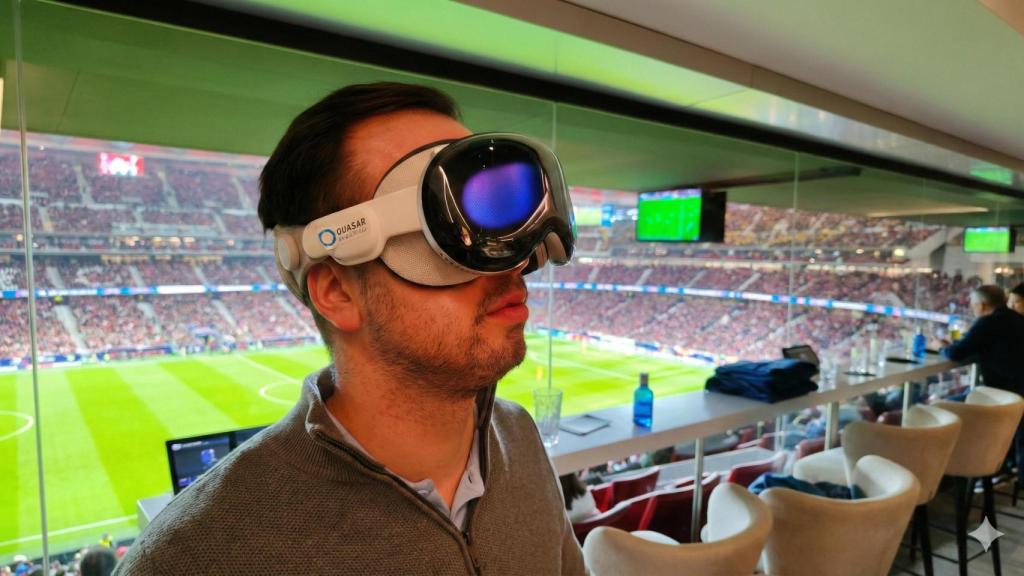 Un usuario, con sus gafas de realidad inmersiva, durante un partido del Atlético de Madrid.