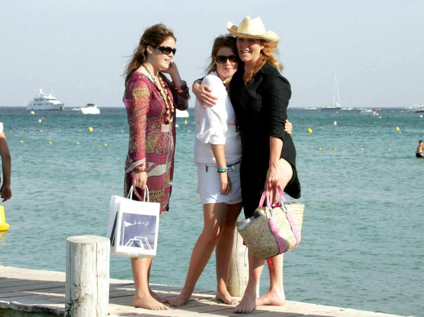 Sarah Ferguson con sus hijas en Saint Tropez.