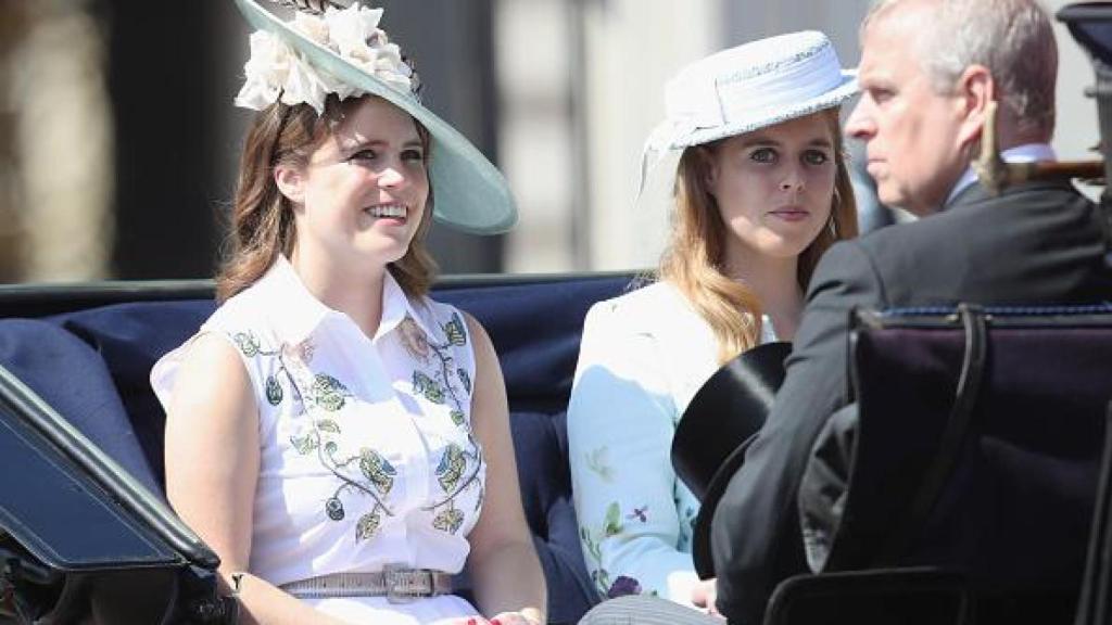Beatriz y Eugenia con su padre, Andrés.
