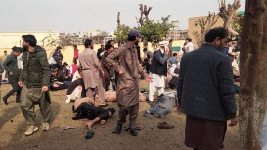 Imagen del atentado en una mezquita de Islamabad.