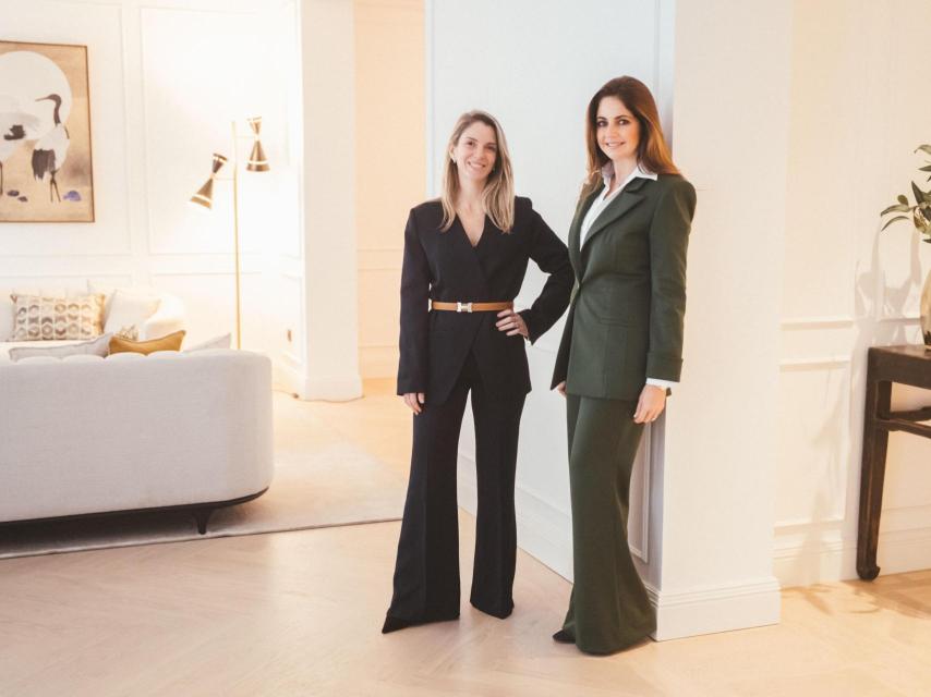 Rossana Jaramillo y Claudia Irazábal en uno de los pisos que tienen a la venta por casi nueve millones de euros.