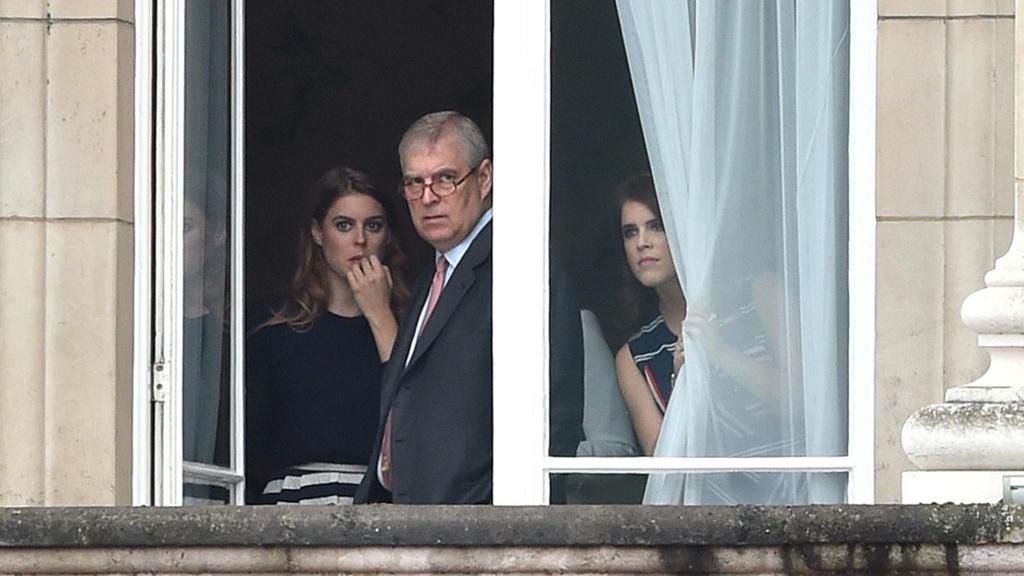 Beatriz y Eugenia de York junto a su padre, Andrés, durante uno de los cumpleaños de la reina Isabel II.