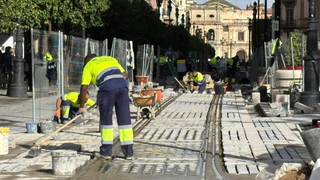 Imagen de transeúntes por el centro de la ciudad durante el temporal.