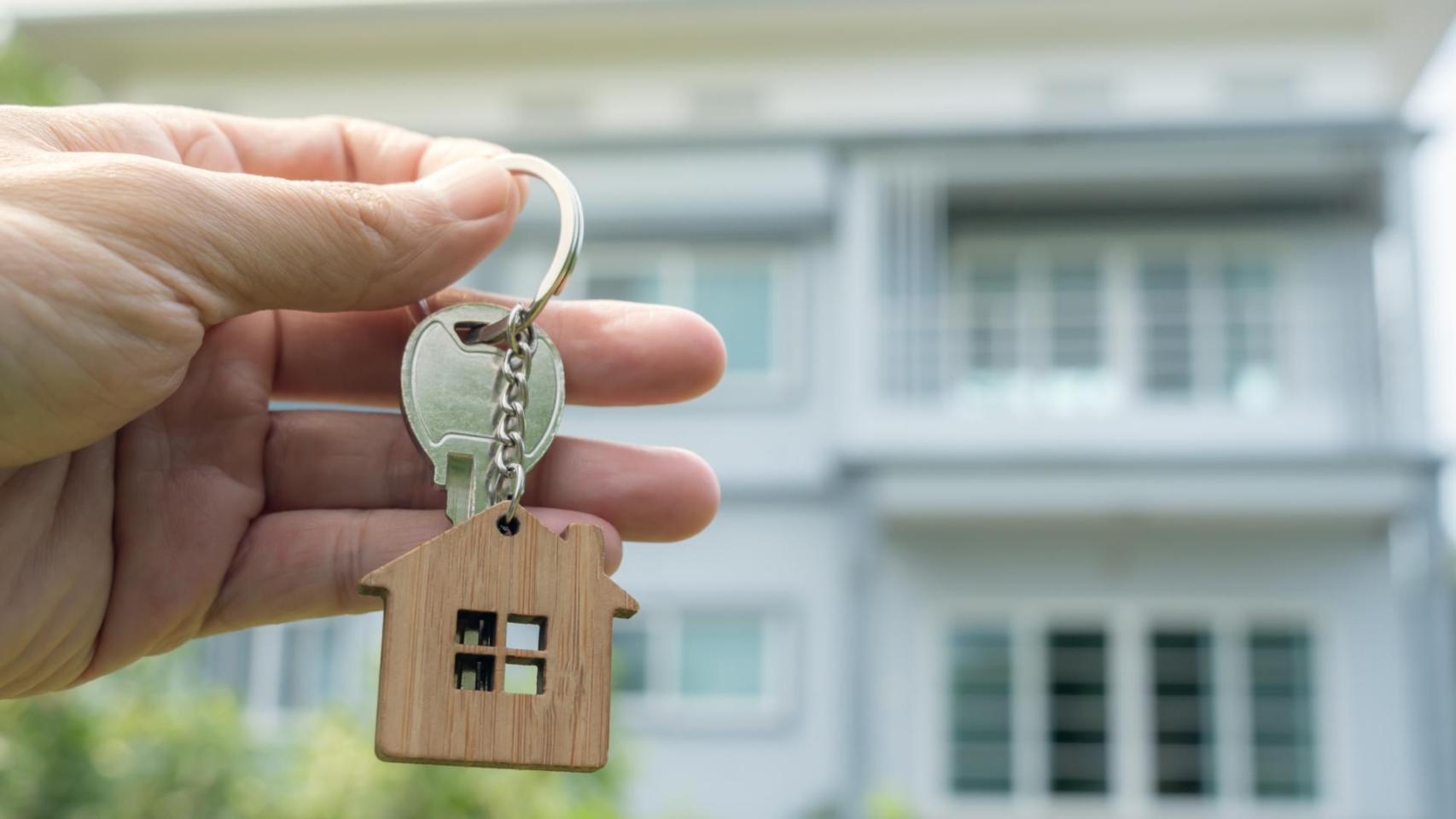 Una persona sujeta las llaves de una casa