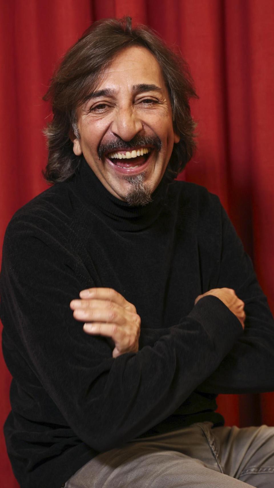 Antonio Carmona, sonriendo ante la cámara.