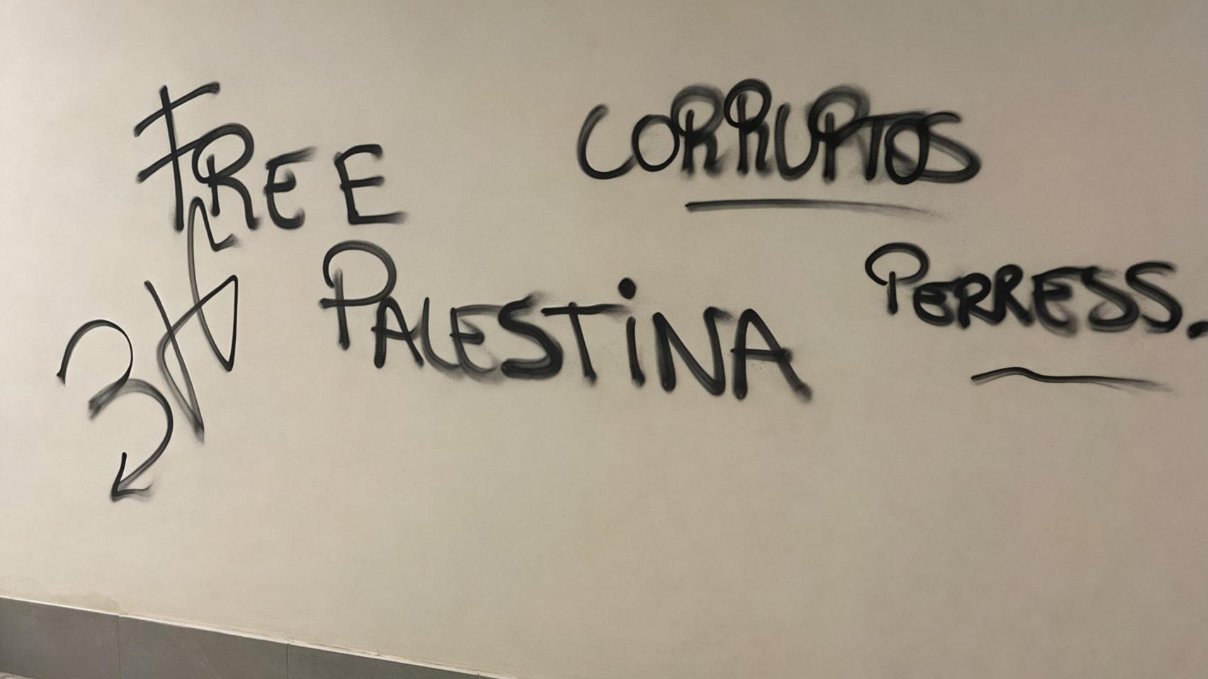 Una captura de las pintadas en la urbanización de la VPO de Playa de San Juan.