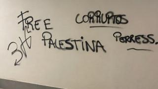 Una captura de las pintadas en la urbanización de la VPO de Playa de San Juan.