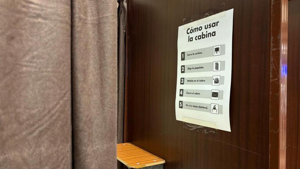 Una cabina para votar en el Ayuntamiento de Zaragoza